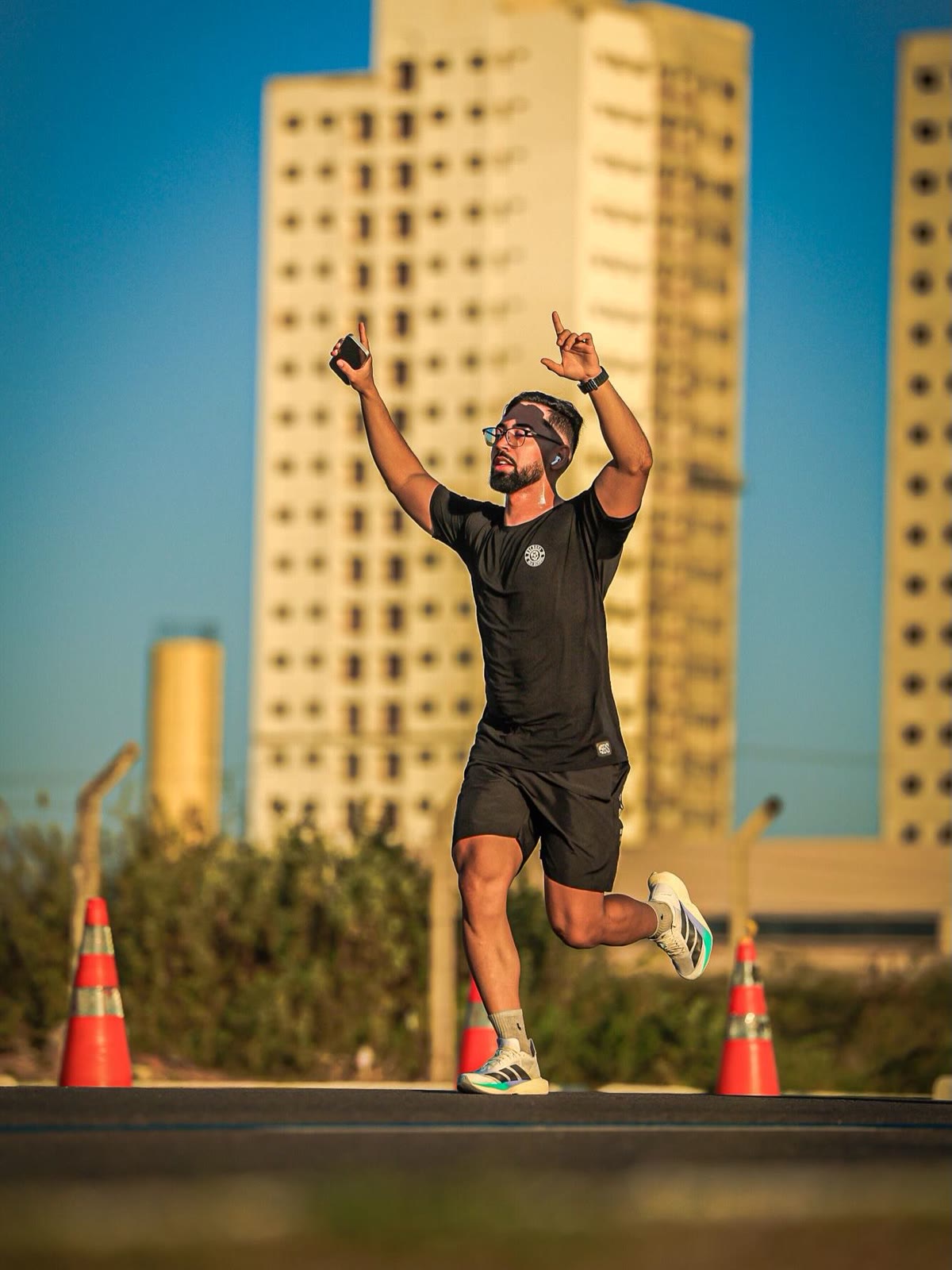 Myckaell de braços erguidos ao fim de um treino de corrida